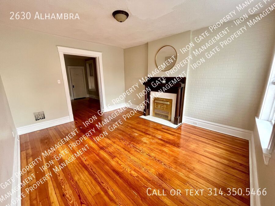 2630 Alhambra Ct in St. Louis, MO - Building Photo