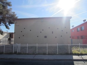 3832 Royal Crest St in Las Vegas, NV - Building Photo - Building Photo