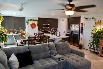 131 Barringswell Ave in Henderson, NV - Foto de edificio - Building Photo