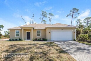 1004 S Lassonde St in North Port, FL - Building Photo