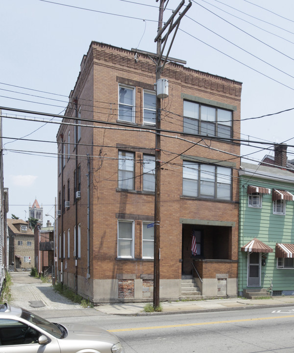 3-unit res in Pittsburgh, PA - Building Photo