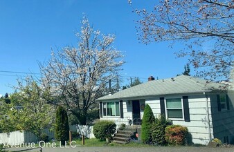 4706 SW Spokane St in Seattle, WA - Foto de edificio - Building Photo