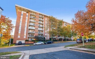 5250 Valley Forge Dr in Alexandria, VA - Building Photo