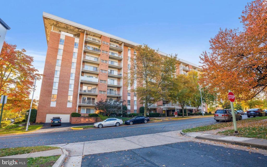 5250 Valley Forge Dr in Alexandria, VA - Building Photo