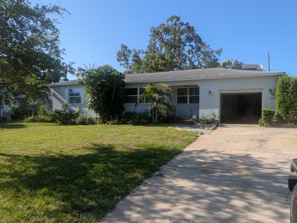 2110 57th Ave N in St. Petersburg, FL - Building Photo