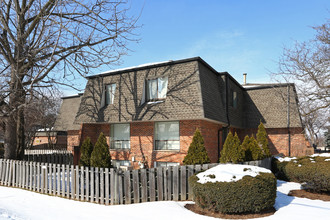 Cobblestone Court Condominiums in Palatine, IL - Building Photo - Building Photo