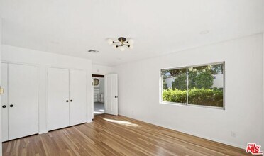 15440 Dickens St in Los Angeles, CA - Foto de edificio - Building Photo