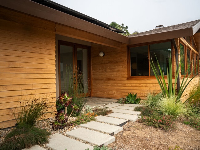1336 Las Canoas Rd in Pacific Palisades, CA - Foto de edificio - Building Photo