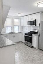 299 State St in Bristol, RI - Foto de edificio - Building Photo