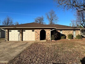 1615 Camelot Dr in Norman, OK - Building Photo