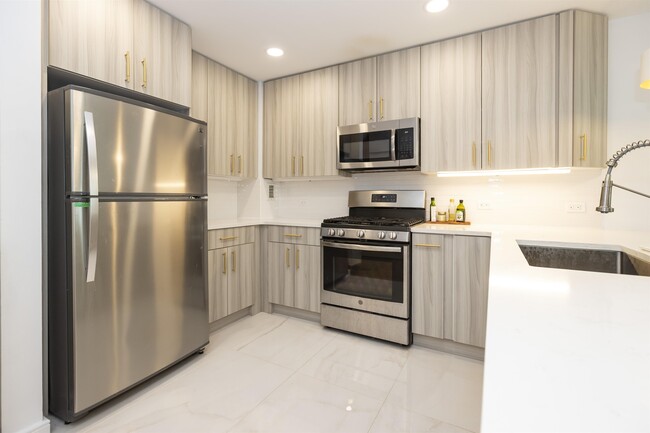 20 Newport Pkwy in Jersey City, NJ - Foto de edificio - Building Photo