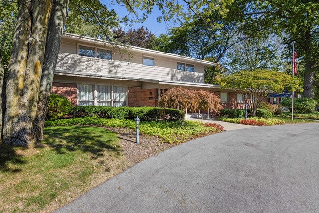 3019 Hall St SE in East Grand Rapids, MI - Foto de edificio - Building Photo