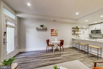 819 D St NE, Unit 7 in Washington, DC - Foto de edificio - Building Photo