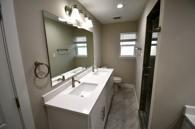 213 E Scotland Dr in Irving, TX - Building Photo - Building Photo