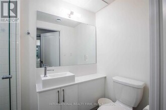 27-427 Bathurst St in Toronto, ON - Building Photo - Building Photo