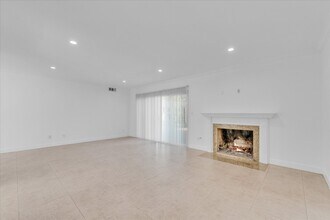 8201 Clemens Ave in Canoga Park, CA - Foto de edificio - Building Photo