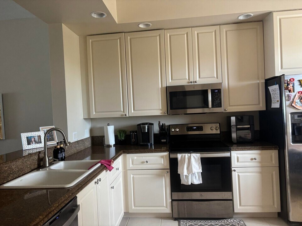 30 Harbour Isle Dr W in Fort Pierce, FL - Building Photo