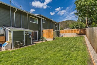 459 4th Ave in Gold Hill, OR - Building Photo - Building Photo
