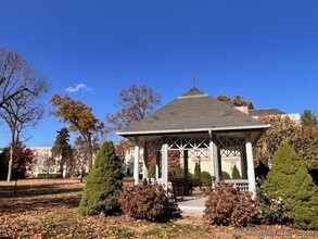 134 Woodside Green in Stamford, CT - Foto de edificio - Building Photo