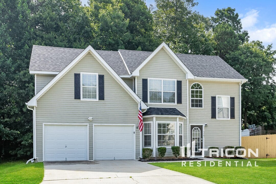 5587 Sapphire Cir in Ellenwood, GA - Building Photo