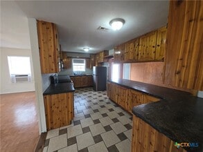 702 Anaqua Ave in Victoria, TX - Building Photo - Building Photo