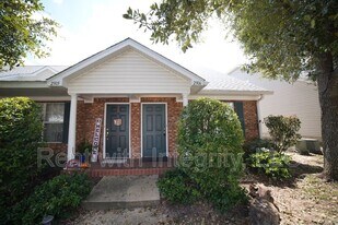 2738 W Tharpe St in Tallahassee, FL - Building Photo