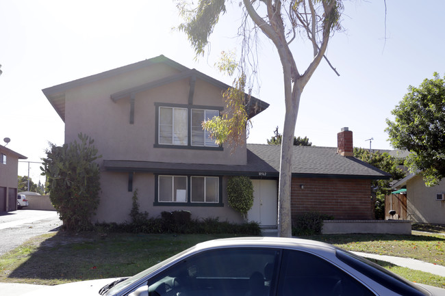 10562 Torrington Cor in Westminster, CA - Foto de edificio - Building Photo