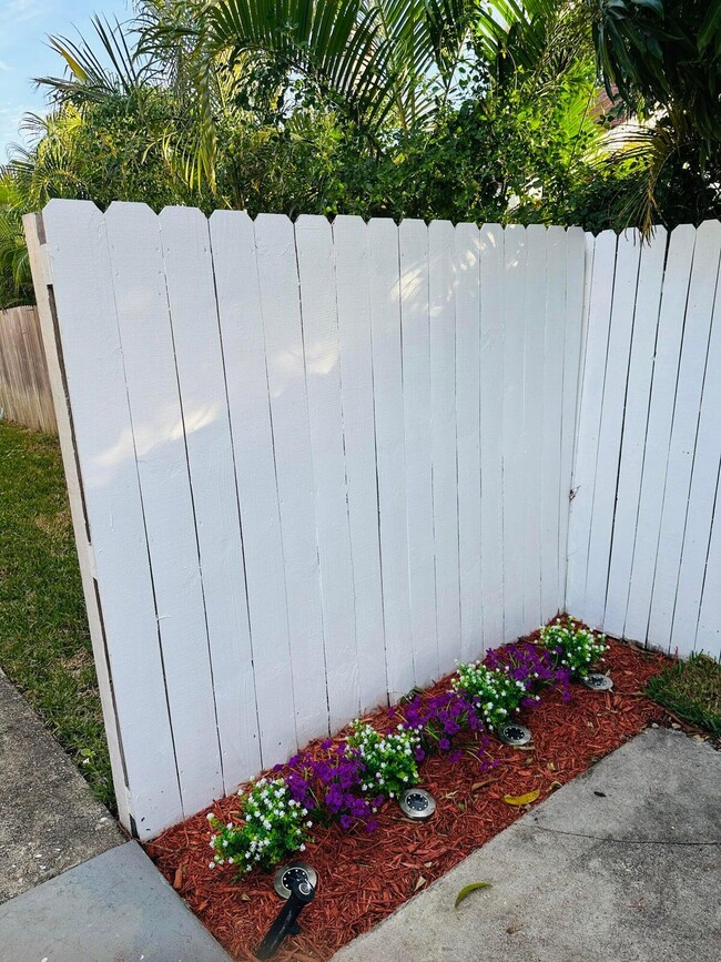 833 Briggs St in West Palm Beach, FL - Building Photo - Building Photo