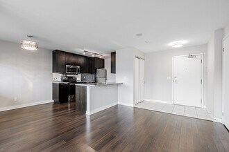 400 Wellington St W in Toronto, ON - Building Photo - Building Photo