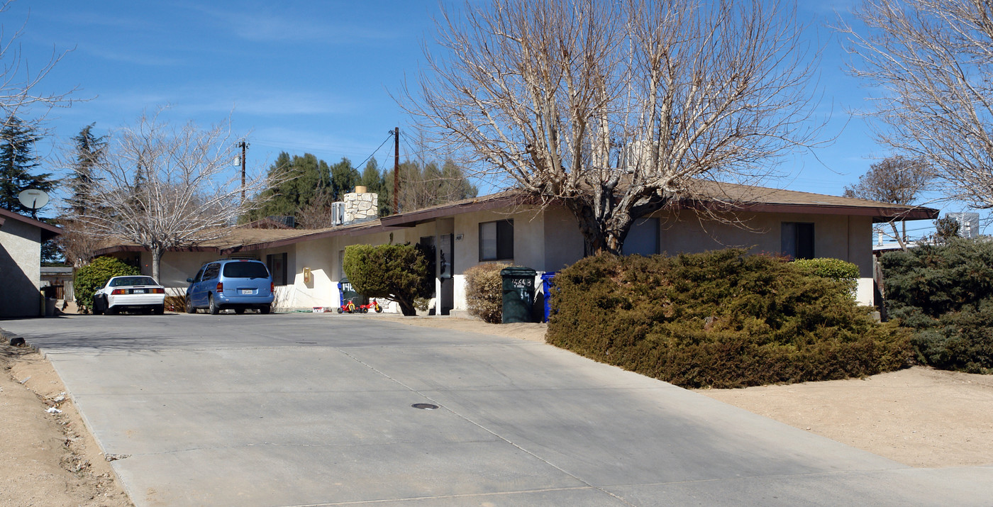 14666 Mesa Dr in Victorville, CA - Foto de edificio