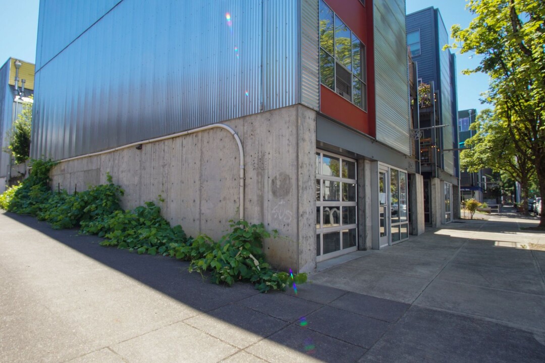 2544 NW Vaughn St in Portland, OR - Building Photo