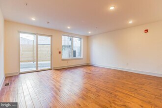 1513 Brown St, Unit 1 in Philadelphia, PA - Building Photo - Building Photo