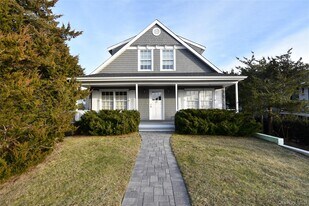 21 Bayside Ave in East Quogue, NY - Building Photo