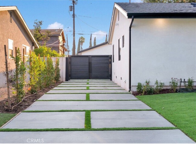 10509 Dempsey Ave in Granada Hills, CA - Foto de edificio - Building Photo