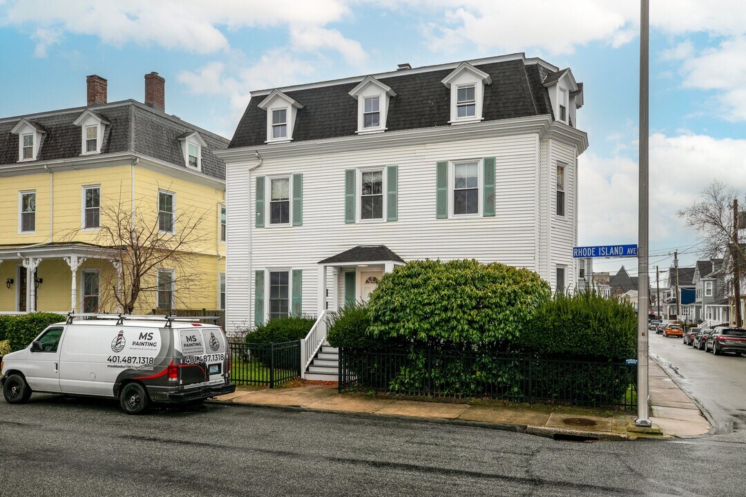 13 Rhode Island Ave, Unit 1 in Newport, RI - Building Photo