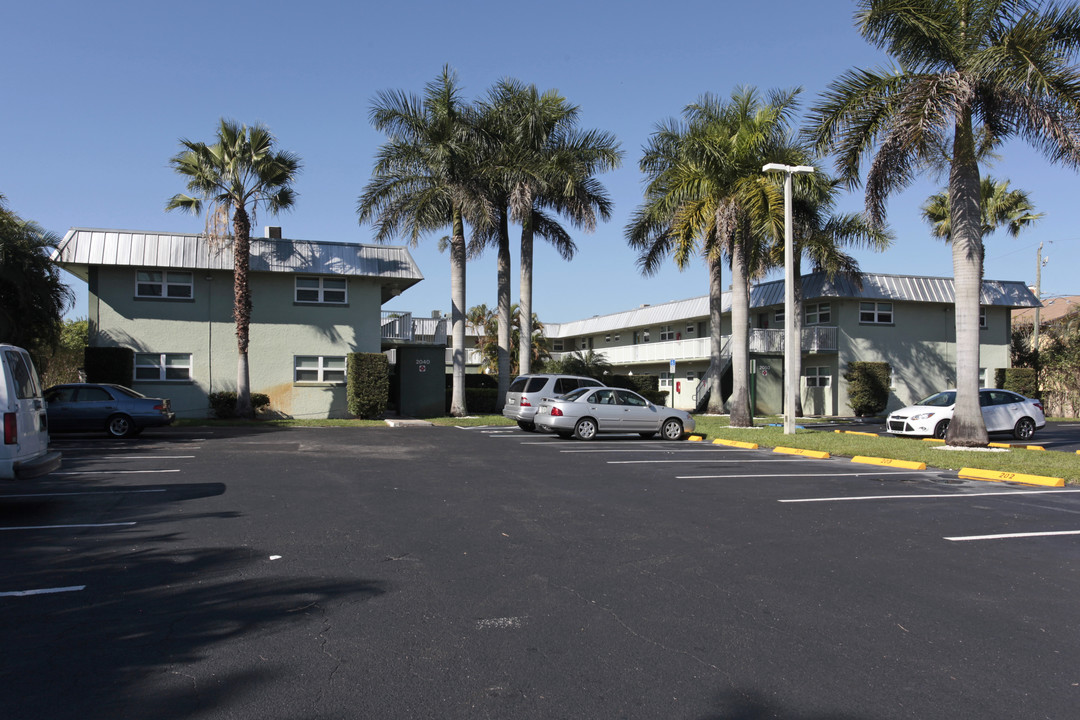 Villa Garcez Condominium Apartments in Hollywood, FL - Building Photo