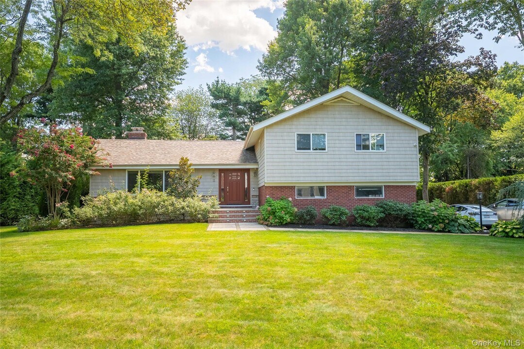 11 Links Dr in Lake Success, NY - Building Photo