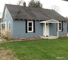 319 Chesterfield Rd in East Lyme, CT - Building Photo