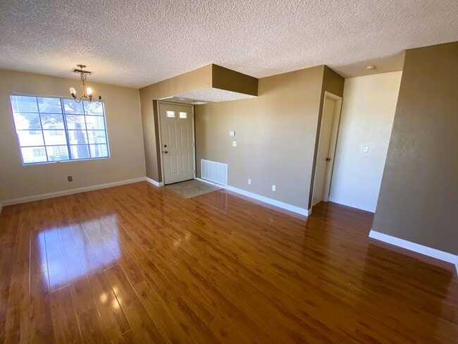 4712 Nara Vista Way in Las Vegas, NV - Building Photo - Building Photo