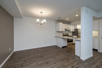 Saddlewood Park Townhomes in Minnetonka, MN - Foto de edificio - Interior Photo