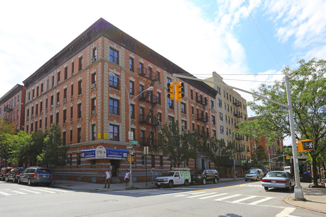 209 Wadsworth Ave in New York, NY - Building Photo