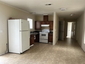 108 S 7th St in Highlands, TX - Building Photo - Building Photo