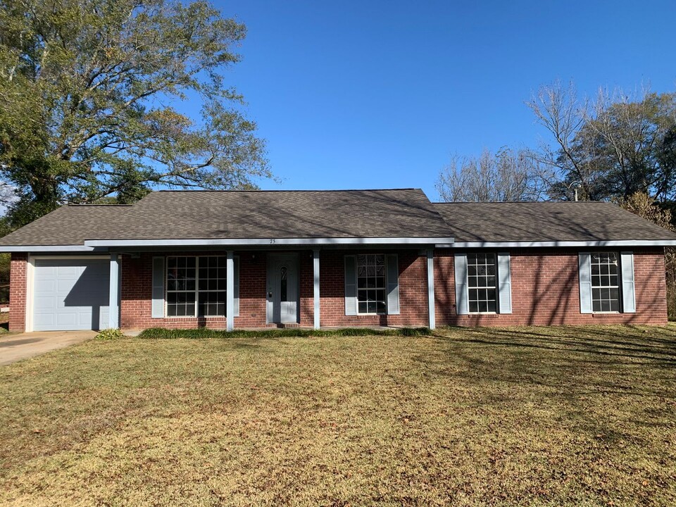 75 Moore Ave in West Point, MS - Building Photo