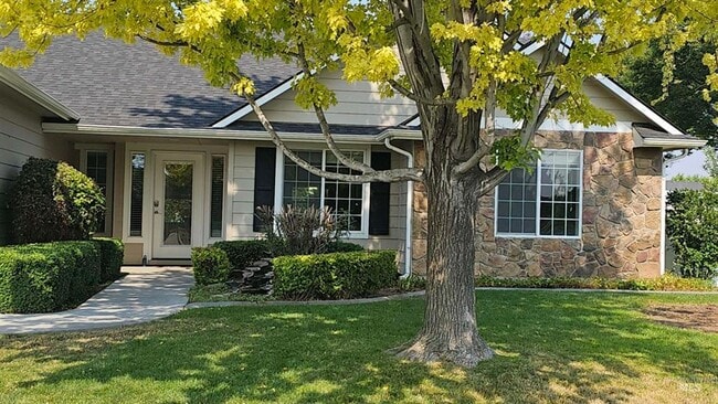 property at 4118 E Chesapeake Dr