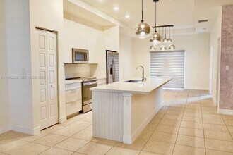 7925 NW 104th Ave in Doral, FL - Building Photo - Building Photo