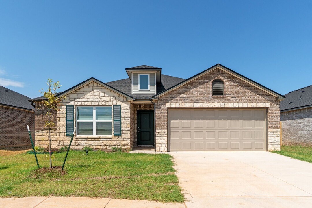 5925 Bradford Pear Ln in Edmond, OK - Building Photo