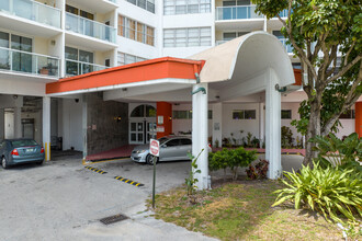 Buckley Towers in North Miami Beach, FL - Building Photo - Building Photo