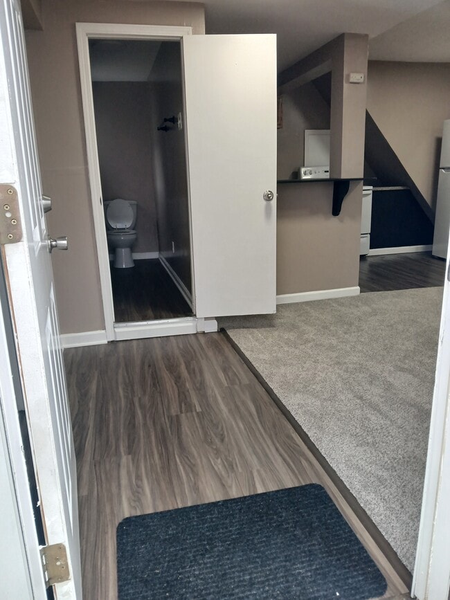 216 N Main St, Unit Apt C in Gloversville, NY - Building Photo - Building Photo