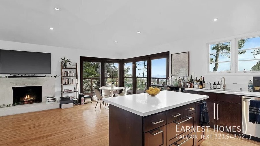 2736 Hollyridge Dr in Los Angeles, CA - Building Photo