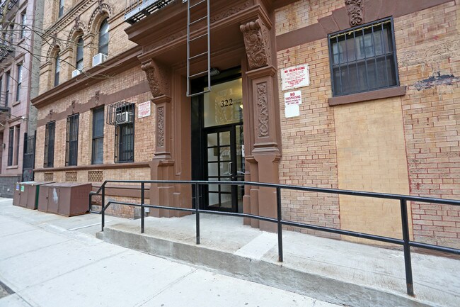 322 W 117th St in New York, NY - Foto de edificio - Building Photo